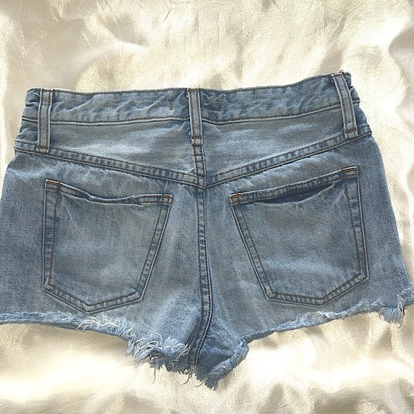 Free People 5 Button Fly Cutoff Camp Denim Shorts 2” Inseam Lite Wash Distressed - Picture 7 of 14
